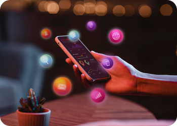 Foco no Smartphone e ao redor ícones de marketing